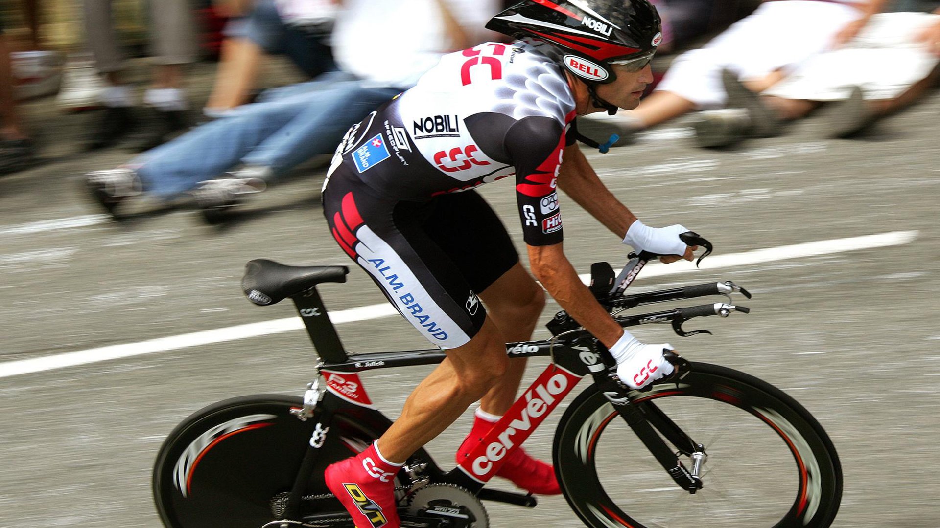 _泉水越野跑：水润身体，净化心灵_，骑行在泉水小镇下坡有点陡